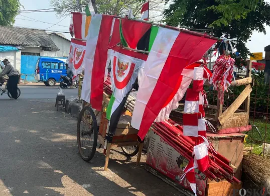 Pedagang pernak-pernik peringatan HUT ke-80 RI di di Jalan Raya Palmerah, seberang Pasar Pisang, Palmerah, Jakarta Barat, Rabu, 6 Agustus 2025. (Sumber: Poskota/Pandi Ramedhan)