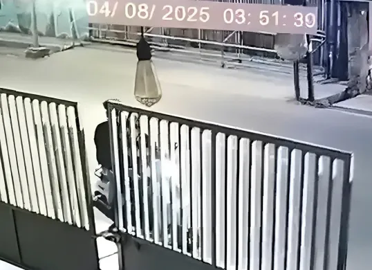 Tangkap layar rekaman CCTV saat dua pemuda membawa kabur pagar dorong besi di sebuah ruko, Jalan KH Agus Salim, Bekasi Timur, Kota Bekasi, pada Senin dini hari, 4 Agustus 2025.