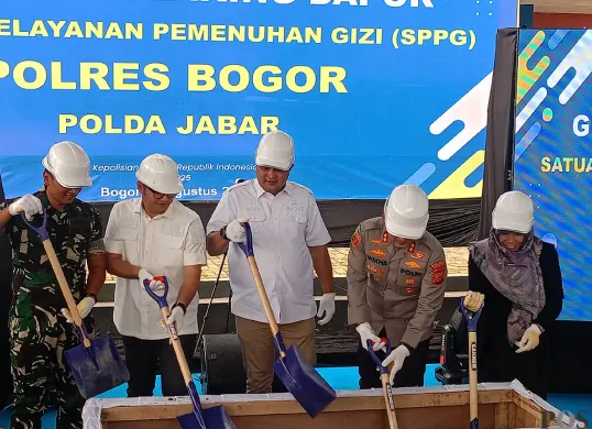 Kapolres Bogor bersama Bupati Bogor dan jajaran melakukan groundbreaking SPPG Polri di Kampung Ciluar, Kelurahan Cimandala, Kecamatan Sukaraja, Rabu 6 Agustus 2025. (Sumber: POSKOTA | Foto: Giffar Rivana)
