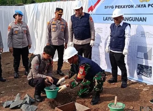 Prosesi peletakan batu pertama pembangunan SPPG di Polsek Bekasi Selatan, Kota Bekasi, Rabu, 6 Agustus 2025. (Sumber: POSKOTA | Foto: Nurpini Aulia Rapika)