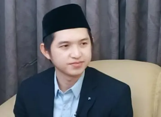 Viral! Aksi Ustadz Koh Dennis Bagi-Bagi Cokelat di Kabin Pesawat: Ternyata Ini Alasannya (Sumber: Instagram/@kohdennislim)