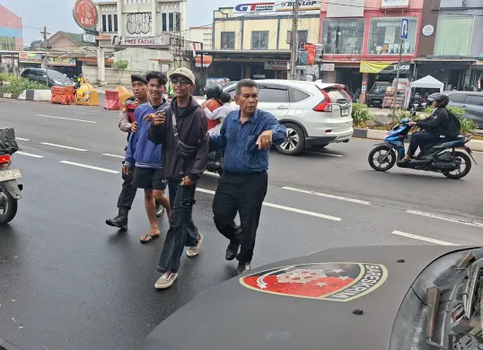 Petugas mengamankan juru parkir liar yang meresahkan warga dalam operasi premanisme di kawasan Beji, Depok. (Sumber: Poskota/Angga Pahlevi)
