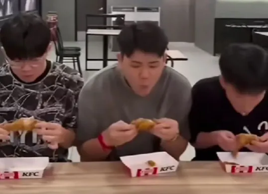 Kreator Malaysia bikin prank ke tunawisma pakai tulang ayam (Sumber: TikTok/Nasir Seligi)