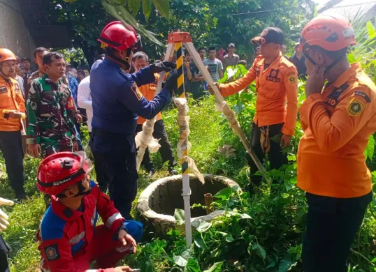 Petugas BPBD Kabupaten Bogor mengevakuasi jasad wanita yang ditemukan tewas di sumur tetangganya, Kampung Babakan Sebrang, Kelurahan Babakan, Kecamatan Ciseeng, Rabu, 6 Agustus 2025. (Sumber: Dok. BPBD Kabupaten Bogor)