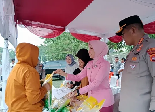 Ketua Cabang Bhayangkari Kota Tangerang, Putri Indra Waspada melayani warga yang membeli bahan pokok dalam acara Gerakan Pangan Murah di Alun-alun Tigaraksa, Puspemkab Tangerang, Rabu, 6 Agustus 2025. (Sumber: Dok Polresta Tangerang)