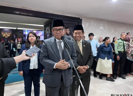 Gubernur Jakarta Pramono Anung menyampaikan alasan penunjukkan Eks Pj Gubernur Jakarta, Teguh Setyabudi, sebagai Komisaris Utama PT Food Station Tjipinang Jaya. (Sumber: Poskota/M. Tegar Jihad)