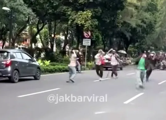 Tangkap layar tawuran antarpelajar di kawasan Grogol Petamburan, Jakarta Barat, Selasa, 5 Agustus 2025. (Sumber: Instagram @jakbarviral)