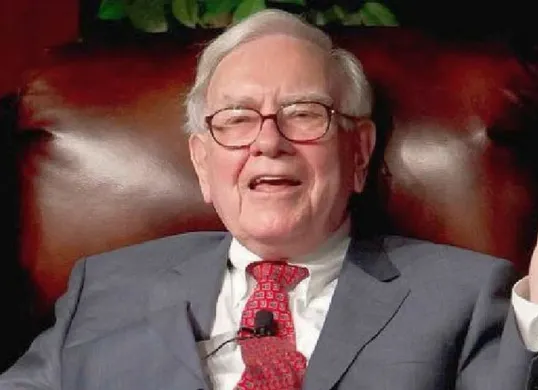 Warren Buffett di rumahnya di Omaha, Nebraska, yang telah ia huni sejak 1958 – bukti nyata bahwa kesederhanaan adalah prinsip hidup yang ia pegang teguh, meski kekayaannya mencapai lebih dari US$145 miliar.