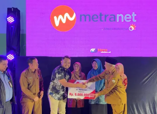 Penyerahan donasi oleh Sales Cazbox by Metranet Fani Hamizah kepada Wakil Bupati Kab Bener Meriah Ir. H. Armian saat acara peluncuran aplikasi Titanium, beberapa waktu yang lalu. (Sumber: Dok. Telkom)