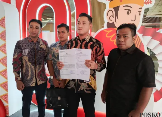 Tim kuasa hukum korban mengadukan ASN di Kantor Kecamatan Cengkareng, Jakarta Barat kepada Inspektorat Pemprov Jakarta, Kamis, 7 Agustus 2025. (Sumber: Poskota/Ali Mansur)