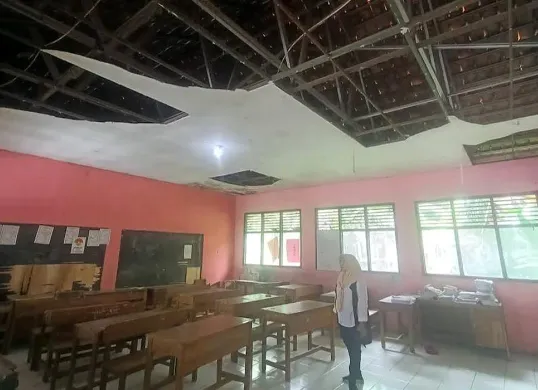 Kondisi ruang kelas SDN Gunungsari 04 Bogor yang atapnya ambruk. (Sumber: Istimewa)