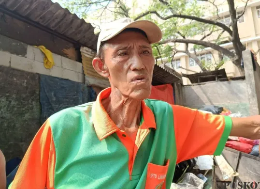 Petugas kebersihan mengeluhkan tumpukan sampah di Kelurahan Pejuang, Kecamatan Medan Satria, Kota Bekasi, Kamis, 7 Agustus 2025. (Sumber: Poskota/Nurpini Aulia Rapika)