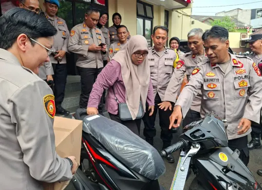 Mutami Ayimin, 29 tahun, menerima motor baru dari Polsek Pesanggarahan, Jakarta Selatan, Kamis, 7 Agustus 2025. (Sumber: Poskota/Angga Pahlevi)