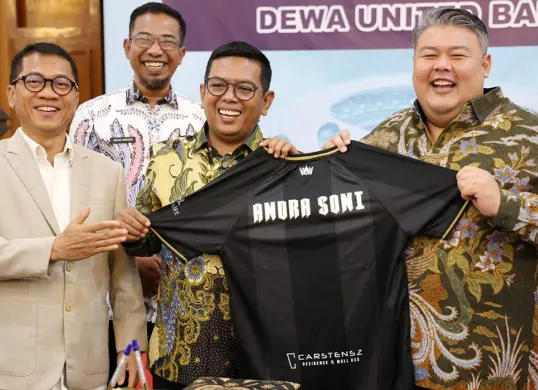Gubernur Banten, Andra Soni dan Presiden Dewa United FC, Ardian Satya Negara, usai menandatangani MoU disaksikan Yandri Susanto. (Sumber: Dok Kominfo Pemprov Banten)