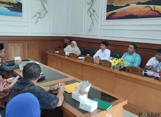 Komisi I DPRD Kabupaten Pandeglang bertemu tiga Kepala OPD di ruang Komisi I DPRD Pandeglang, Kamis, 7 Agustus 2025. (Sumber: Poskota/Samsul Fatoni)