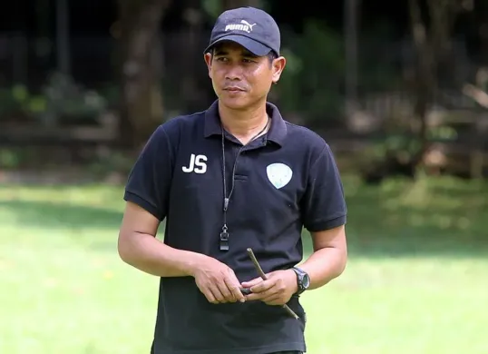 Pelatih Joko Susilo yang gagal membawa kemenangan Timnas Indonesia Putri di Piala AFF 2025. (Sumber: X/@womensfootie_id)