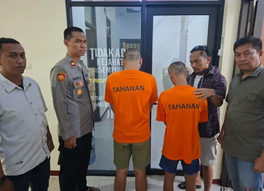 Dua orang pemuda pencuri motor yang telah beraksi 8 kali berhasil diringkus petugas Polsek Tajurhalang. (Sumber: Poskota/Angga Pahlevi)