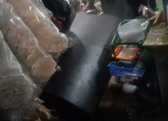 Sebuah pipa besar berukuran besar menimpa sembilan lapak pedagang di bawah Tol Wiyoto Wiyono, KM 23.500, Rabu, 6 Agustus 2025, pukul 20.10 WIB. (Sumber: Dok. PJR Polda Metro Jaya)