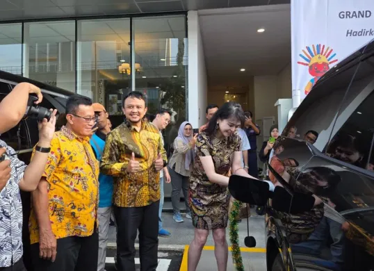Direktur Pemasaran PT Pikko Group, Sicilia Alexander Setiawan didampingi Manager PLN UP3 Kramat Jati, Beny Indra Praja melakukan pengisian daya kendaraan listrik pertama di SPKLU Signature Park. (Sumber: Dok. PLN UID Jakarta Raya)