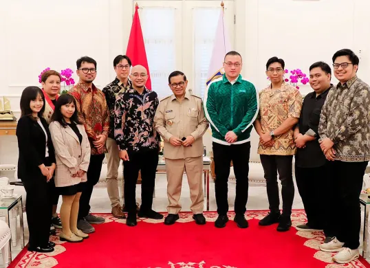 Gubernur Jakarta, Pramono Anung, bersama Ketua Umum Djakarta Ennichi, Hardiyanto Kenneth. (Sumber: Kominfotik Pemprov DKI Jakarta)