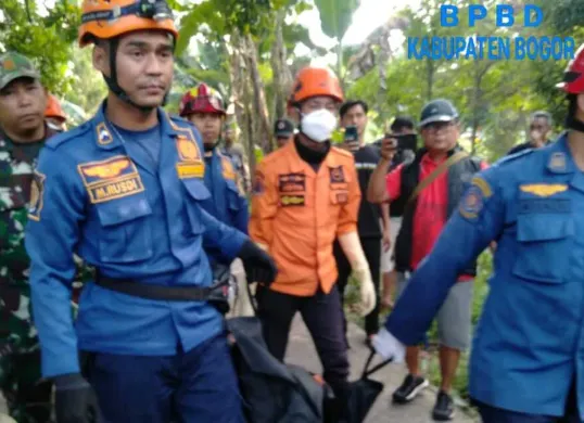 Petugas membawa jasad M yang ditemukan tewas, pada Kamis 7 Agustus 2025, di Kali Ciluer, Kampung Pasirkakapa, Desa Sukaraja, Kabupaten Bogor. (Sumber: BPBD)
