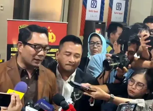 Mantan Gubernur Jawa Barat, Ridwan Kamil, saat diwawancarai awak media setelah selesai menjalani tes genetik DNA di Bareskrim Polri, Jakarta Selatan, pada Kamis, 7 Agustus 2025. (Sumber: POSKOTA | Foto: Ali Mansur)