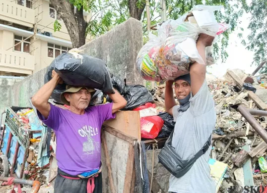 Petugas kebersihan membawa sampah di Kelurahan Pejuang, Kecamatan Medan Satria, Kota Bekasi, Kamis, 7 Agustus 2025. (Sumber: Poskota/Nurpini Aulia Rapika)