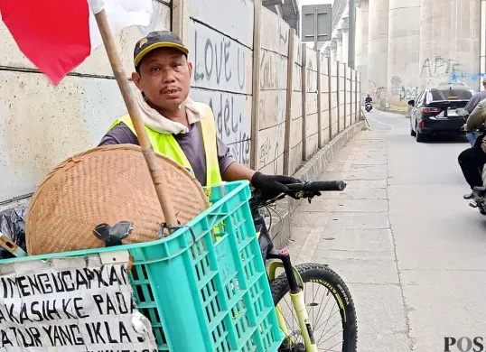 Dahlan Sulaiman, mantan sopir perusahaan transportasi yang jadi relawan kebersihan di Jalan Raya Cikunir, Kelurahan Jakamulya, Kota Bekasi. (Sumber: POSKOTA | Foto: Nurpini Aulia Rapika)