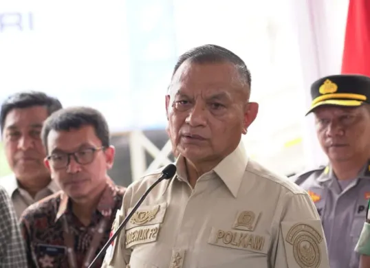 Wamenko Polkam Letjen TNI Purn. Lodewijk F. Paulus dalam peletakan batu pertama pembangunan SPPG di Desa Cijayanti, Kecamatan Babakan Madang, Kabupaten Bogor, Kamis, 7 Agustus 2025. (Sumber: Dok. Pemkab Bogor)