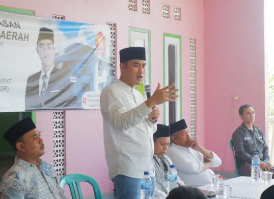 Anggota DPRD Jabar Abdul Karim saat menggelar sosialisasi Perda No.1 tahun 2021 tentang Fasilitasi Penyelenggaraan Pesantren di Pondok Pensantren (Ponpes) Safinati Mekarsari, Desa Mekarsari, Cianjur (Sumber: Dok. DPRD Jawa Barat)