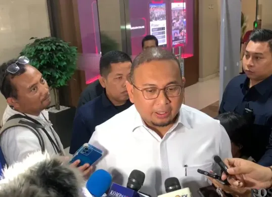 Wakil Ketua Komisi VI DPR sekaligus Penasihat Semen Padang FC Andre Rosiade tiba di Bareskrim Polri, Jakarta Selatan, Jumat 8 Agustus 2025. (Sumber: Poskota/Ali Mansur)