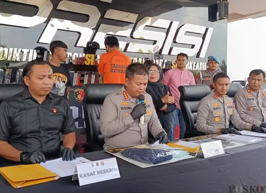Polres Metro Bekasi Kota menangkap seorang ART di Bekasi Utara dan kekasihnya atas kasus kekerasan seksual berbasis elektronik, Jumat, 8 Agustus 2025. (Sumber: Poskota/Nurpini Aulia Rapika)