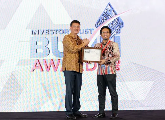 Direktur Keuangan dan Manajemen Risiko AdMedika Danang Rizki Ginanjar (kanan) menerima penghargaan Excellence Performance Award: Excellence in Health Insurance Infrastructure dalam ajang BUMN Awards 2025. (Sumber: Dok. Telkom)