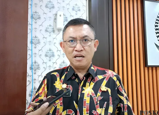 Kepala Disdukcapil Kota Bekasi, Taufiq Rachmat, membantah oknum yang menguras rekening warga Jatisampurna bermodus aplikasi KTP digital palsu dari pegawai Disdukcapil. Jumat, 8 Agustus 2025. (Sumber: Poskota/Nurpini Aulia Rapika)
