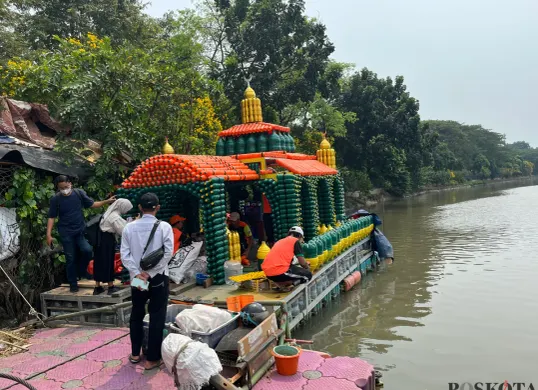 Petugas tengah merakit perahu bertema Masjid Apung di Kali Cengkareng Drain, Cengkareng, Jakarta Barat. (Sumber: Poskota/Pandi Ramedhan)