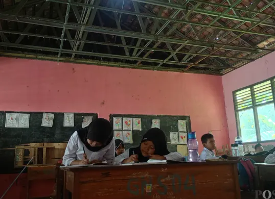 Kondisi sekolah SDN Gunungsari 04 di Kampung Tonggoh, Desa Gunungsari, Kecamatan Citeureup, memperlihatkan. Bangunan yang sudah tua menjadi penyebab kerusakan gedung sekolah. (Sumber: Poskota/Giffar Rivana)