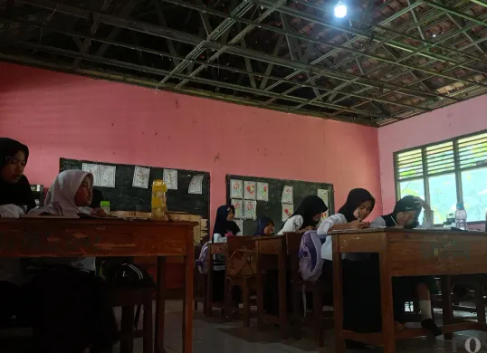 Kondisi kelas SDN Gunungsari 04 di Kabupaten Bogor yang memprihatinkan. Gedung sekolah tersebut telah dibangun pada 1984 dan belum mendapat perbaikan penuh hingga saat ini, Jumat 8 Agustus 2025. (Sumber: Poskota/M. Tegar Jihad)