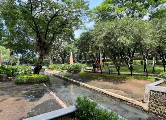 Suasana di Taman Ayodya, yang rencanananya bakal menjadi lokasi Groundbreaking Taman Bendera Pusaka di Kebayoran Baru, Jakarta Selatan, Jumat, 8 Agustus 2025. (Sumber: Poskota/Pandi Ramedhan)