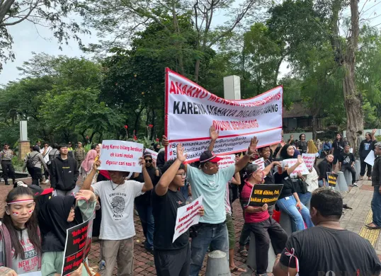 Unjuk rasa pedagang Pasar Barito terkait relokasi oleh Pemprov Jakarta, Jumat, 8 Agustus 2025. (Sumber: Poskota/Pandi Ramedhan)
