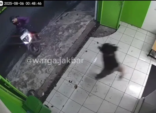 Kamera CCTV merekam aksi pencurian motor milik warga di kawsan Tambora, Jakarta Barat, pada Selasa, 6 Agustus 2025, lalu. (Sumber: Instagram/@warga.jakbar)