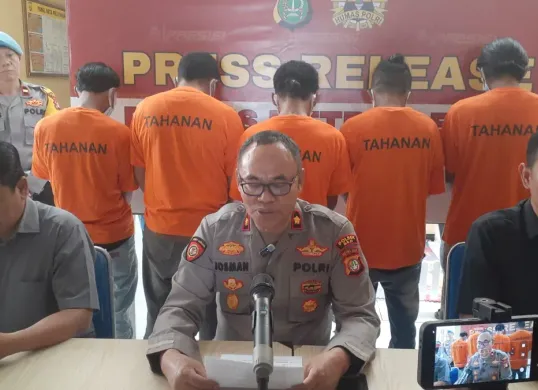 Polisi menghadirkan sejumlah tersangka, 4 di antaranya debcollector perampas motor di Kota Depok dalam konferensi pers baru-baru ini. (Sumber: Poskota/Angga Pahlevi)