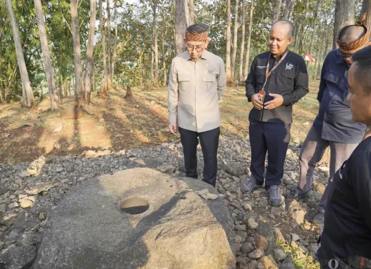 Menteri Kebudayaan Republik Indonesia (RI), Fadli Zon, mengunjungi situs Batu Lulumpang di Kabupaten Garut. (Sumber: POSKOTA | Foto: Gatot Poedji Utomo)