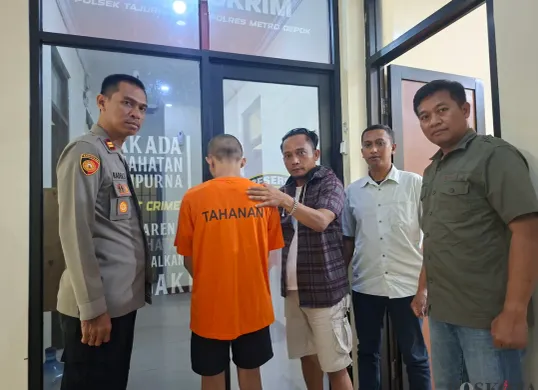 Polisi menjebloskan pelaku pencuri sparepart modus belanja di Bogor ke penjara. (Sumber: Poskota/Angga Pahlevi)