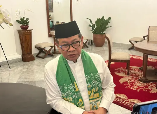 Gubernur Jakarta, Pramono Anung, saat doorstop bersama awak media di Balai Kota, Jumat, 8 Agustus 2025. Ia menyebut pendaftaran petugas Damkar dilakukan daring selama tiga hari, dimulai 12-14 Agustus 2025 mendatang (Sumber: Poskota/M. Tegar Jihad)