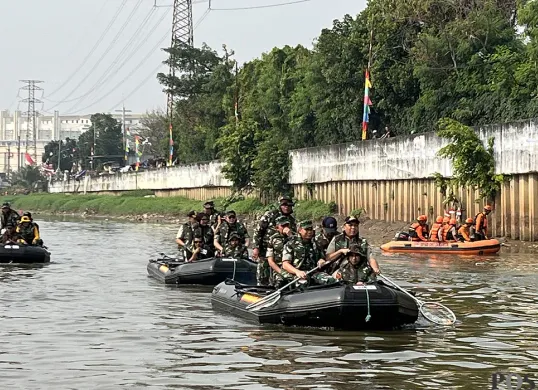 Jajaran Kodam Jaya bersama Pemkot Jakarta Barat, menyusuri Sungai Ciliwung di kawasan Tambora, Jakarta Barat, Sabtu, 9 Agustus 2025. (Sumber: POSKOTA | Foto: Pandi Ramedhan)
