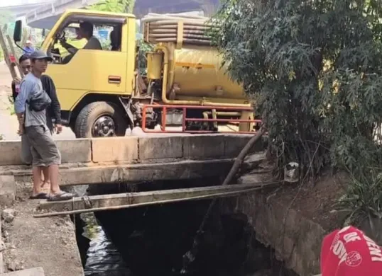 Truk diduga buang limbah ke saluran air di kawasan DI Panjaitan, Jatinegara, Jakarta Timur, Sabtu, 9 Agustus 2025. (Sumber: Instagram @warungjurnalis)
