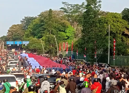 Pemkot Bogor menggelar kirab merah putih dengan membentangkan bendera sepanjang 500 meter, Minggu, 10 Agustus 2025. (Sumber: Poskota/Giffar Rivana)