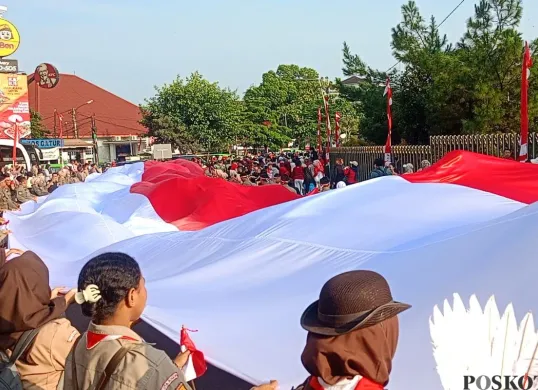 Kirab bendera merah putih sepanjang 500 meter terbentang di Kota Bogor, Minggu, 10 Agustus 2025. (Sumber: Poskota/Giffar Rivana)