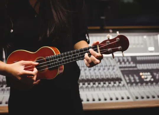 Deretan musisi yang gratiskan royalti atas pemutaran lagu mereka, termasuk Ahmad Dhani. (Sumber: Freepik)
