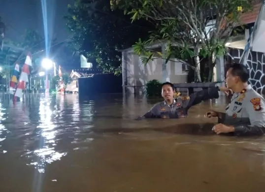 Kondisi Perumahan Sawangan Asri, RT 04/RW 09 Kelurahan Sawangan Baru, Kecamatan Sawangan, Kota Depok, tergenang banjir, Sabtu, 9 Agustus 2025. (Sumber: Dok. Polsek Bojongsari)